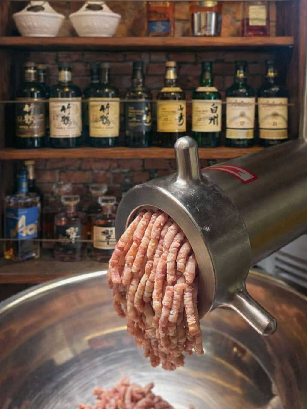 当店のハンバーグは、お肉をミンチにするところからスタート！🥩
