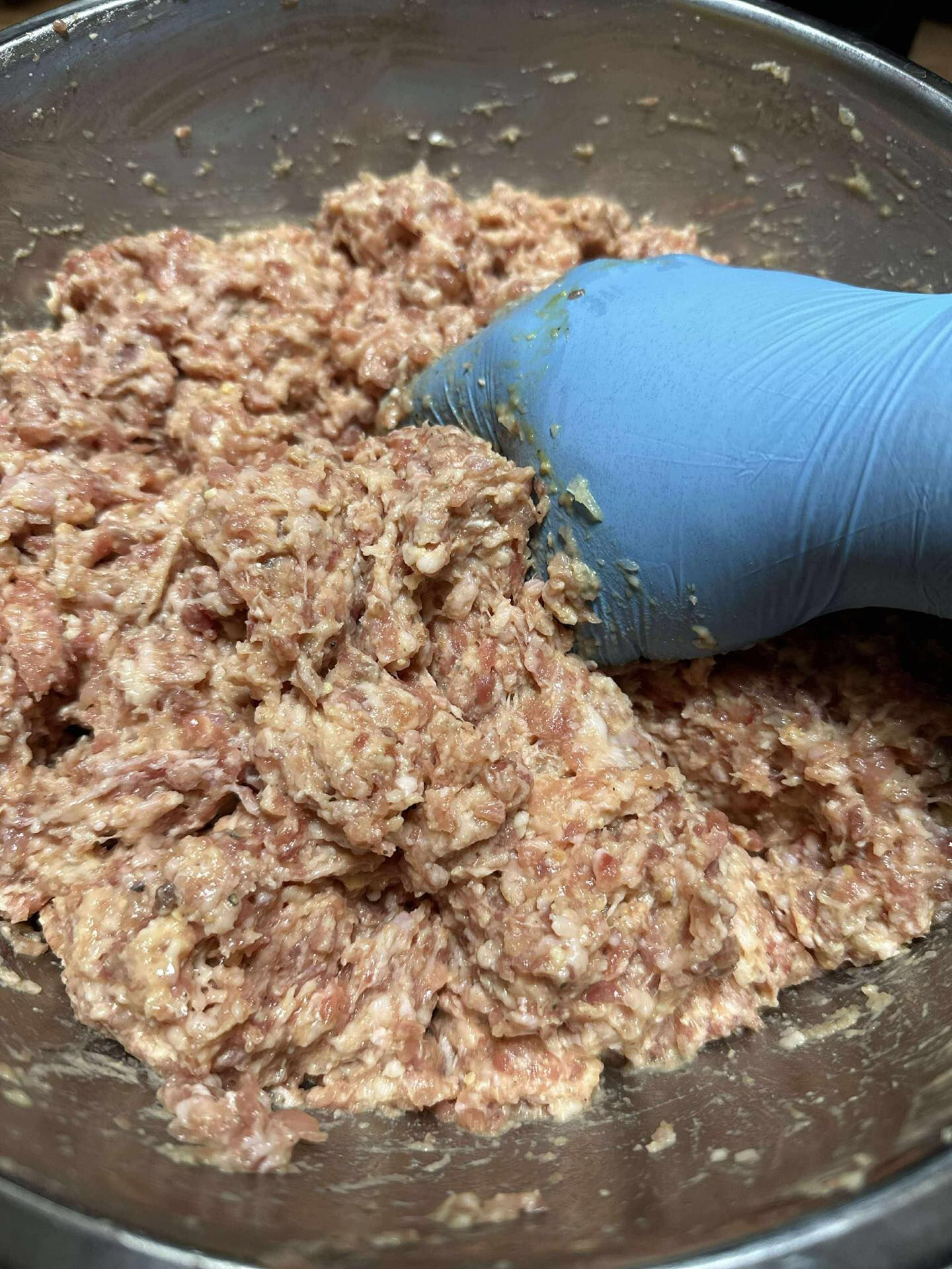 当店のハンバーグは、お肉をミンチにするところからスタート！🥩