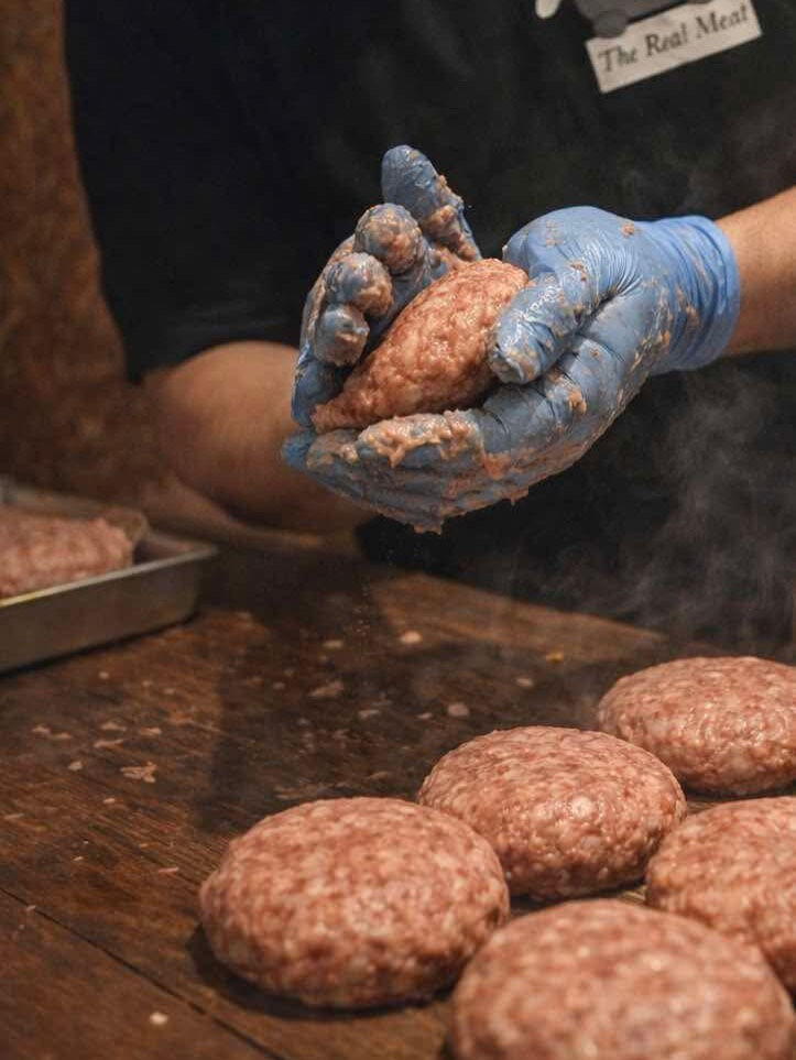 当店のハンバーグは、お肉をミンチにするところからスタート！🥩